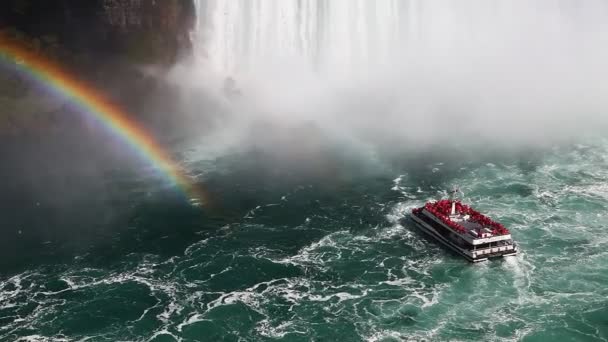 Cataratas del Niágara con un barco turístico y arco iris en el spray — Vídeo de stock