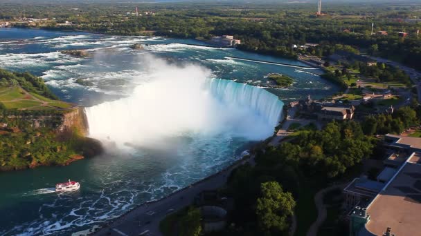 Ein weites Luftbild der Hufeisenfälle bei Niagarafällen — Stockvideo