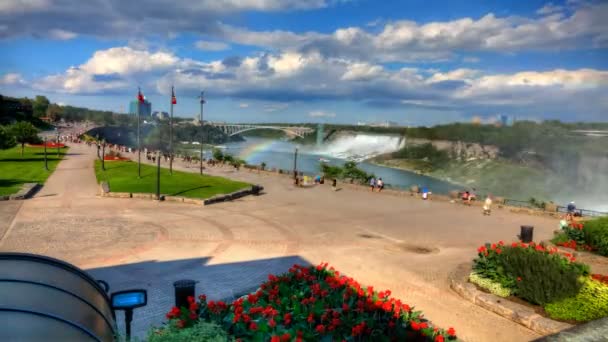 Toeristen bij Niagara Falls — Stockvideo