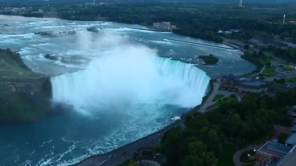 Snäva antenn natt utsikt över Niagarafallen — Stockvideo