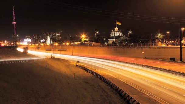 Een timelapse weergave van nacht verkeer in toronto, ontario, canada — Stockvideo