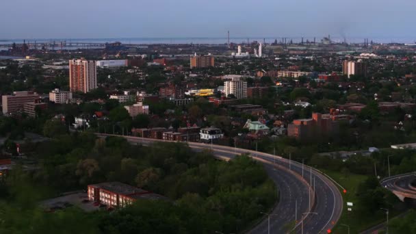 Una vista del timelapse del tráfico nocturno que se mueve alrededor de una curva larga — Vídeo de stock