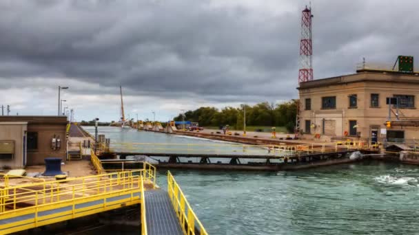 Ein fischerboot bewegt sich durch den welland kanal, kanada — Stockvideo