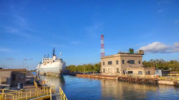 Um cargueiro de lago que se move através do Canal Welland, Canadá — Vídeo de Stock