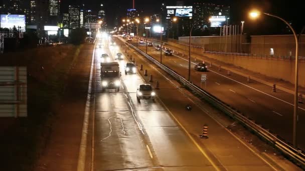 Traficul intens se mișcă noaptea în oraș — Videoclip de stoc