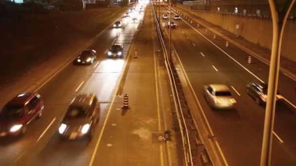 Trafic intense la nuit dans la ville — Video