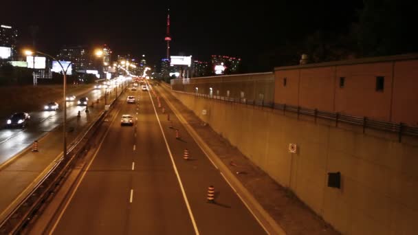 Tráfego pesado na cidade à noite — Vídeo de Stock