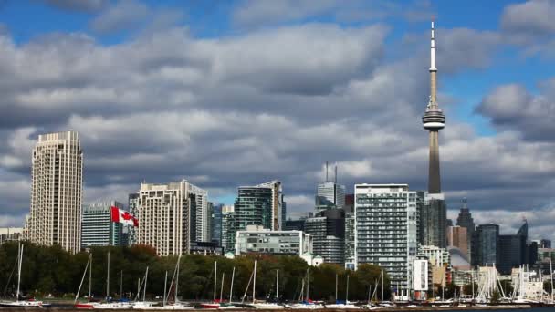 Uma vista de Toronto, Canadá com barcos em primeiro plano — Vídeo de Stock