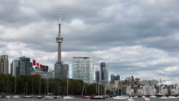 Blick auf den Toronto mit dem Hafen im Vordergrund — Stockvideo