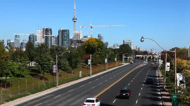 Il traffico scorre nel centro della città — Video Stock