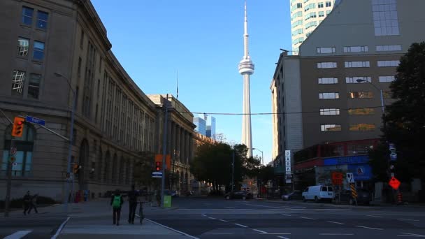 CN Tower, видимый с улицы Торонто — стоковое видео