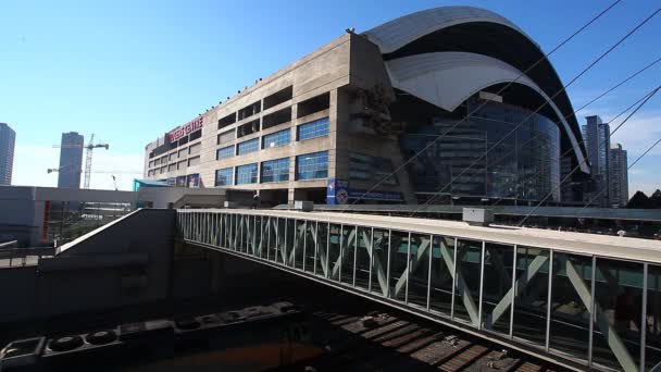 Ett persontåg passerar rogers center stadium — Stockvideo