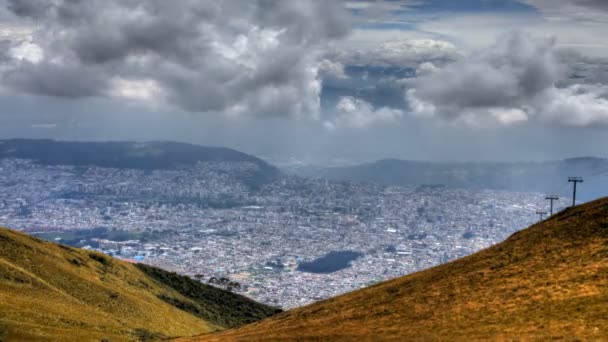 Een timelapse weergave boven de stad Quito, Ecuador — Stockvideo
