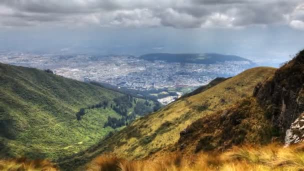 Una vista sobre la Ciudad de Quito, Ecuador — Vídeo de stock