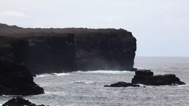 Волны разбивают берег Галапагосских островов — стоковое видео