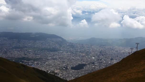 Κοιτάζοντας προς τα κάτω πάνω στο πόλης του Κίτο, Εκουαδόρ — Αρχείο Βίντεο