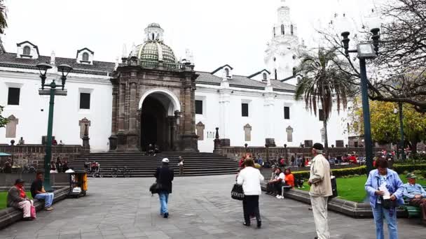 Quito mieszkańców stado do starego miasta w niedzielę — Wideo stockowe