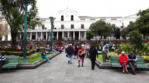 Quito lakosok állományban a régi városba — Stock videók