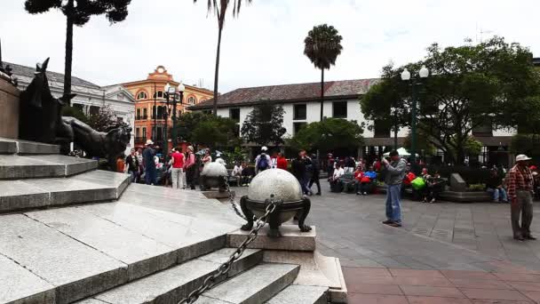 Quito mieszkańców stado do starego miasta w niedzielę — Wideo stockowe