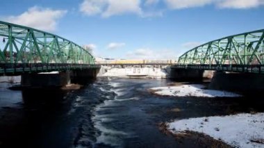 İki Yataklı köprüler kışın timelapse görünümünü