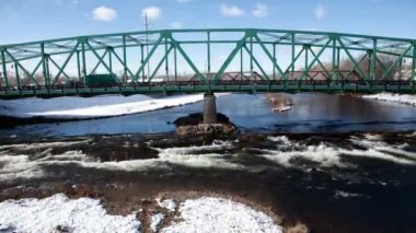 Kışın bir köprü bir timelapse yan görünüm