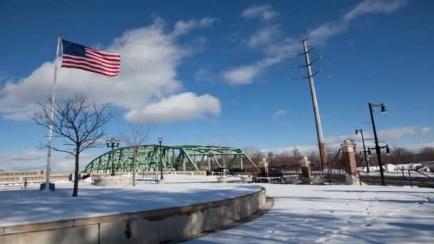 Uma visão timelapse de uma ponte no inverno — Vídeo de Stock