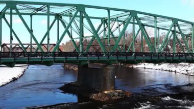 Kışın bir köprü görünümü