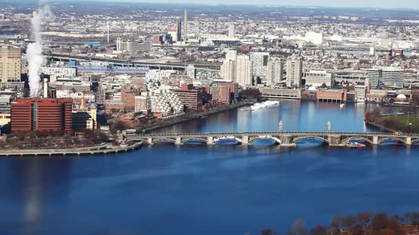 Luchtfoto van de stad Boston, Massachusetts langs de Charles River — Stockvideo