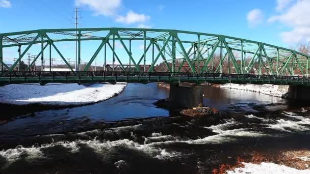 Uma vista lateral de uma ponte no inverno — Vídeo de Stock