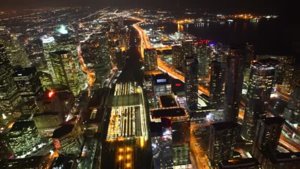 Eine Zeitraffer-Antenne des Verkehrs in Toronto, Kanada in der Nacht — Stockvideo