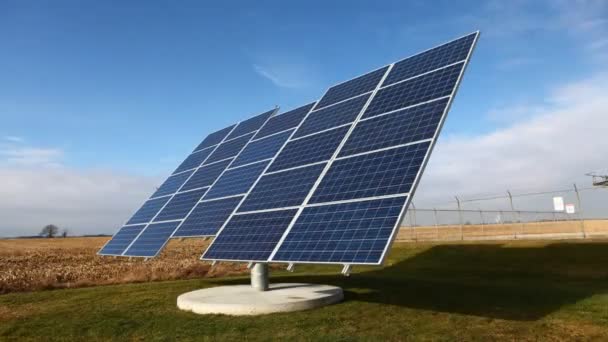 Timelapse vista de un panel solar en movimiento en un día soleado brillante — Vídeo de stock