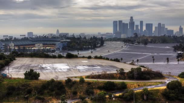 Blick auf die Skyline von Los Angeles mit dem Dodger Stadium im Vordergrund — Stockvideo