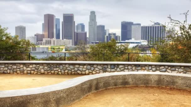 Veduta dello skyline di Los Angeles con diga di pietra in primo piano — Video Stock