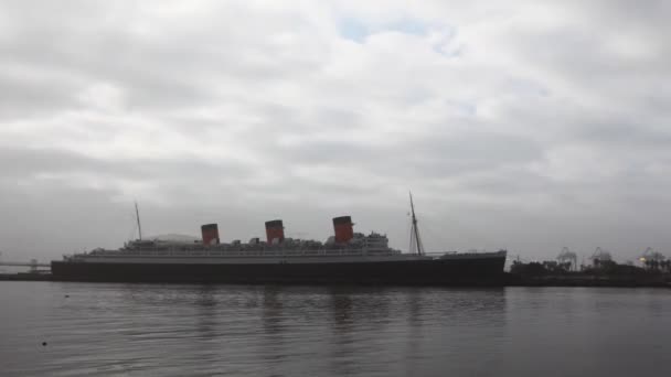 Timelapse látképe a Queen Mary 2 egy köd-nap — Stock videók