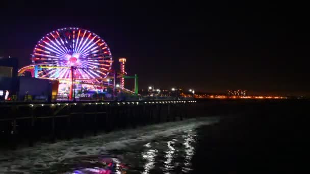Una vista del timelapse del muelle de Santa Monica en la noche — Vídeos de Stock