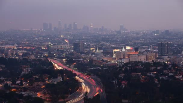 Zeitraffer-Blick über Los Angeles bei Nacht mit den Lichtern des Schnellstraßenverkehrs — Stockvideo