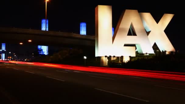 Знак аеропорту Лос-Анджелеса (Lax) уночі — стокове відео