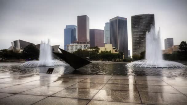 洛杉矶摩天大楼的前景与反光池 — 图库视频影像