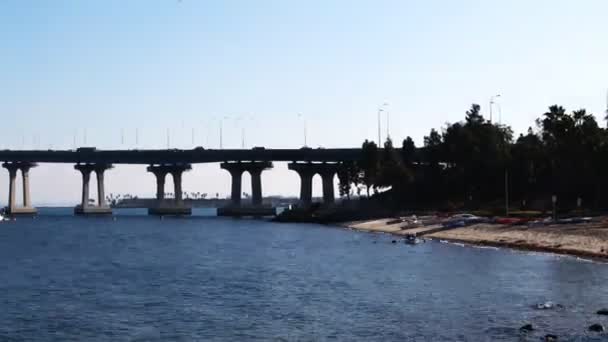 Ein bewegungsgesteuerter Schwenk-Zeitraffer der Coronado-Brücke in San Diego — Stockvideo