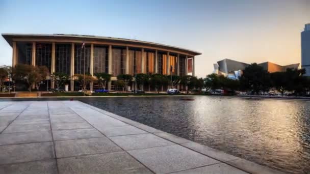 Panneau crépusculaire contrôlé par mouvement de Los Angeles skyline avec piscine réfléchissante au premier plan — Video