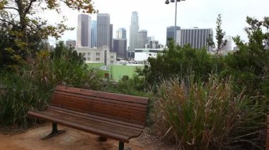 Bir Los Angeles görünümü manzarası ile park bankında ön planda