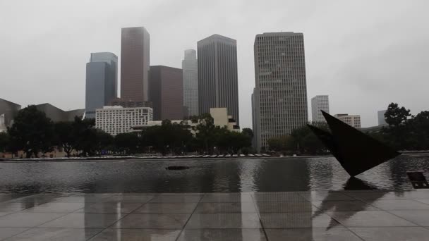 Vue sur Los Angeles skyline avec piscine réfléchissante au premier plan — Video