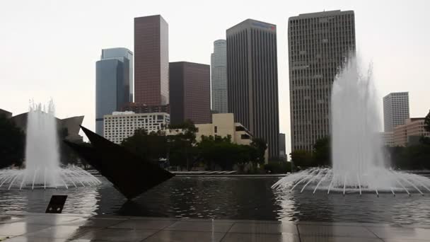 View of Los Angeles skyscrapers with reflecting pool in the foreground — Stock Video