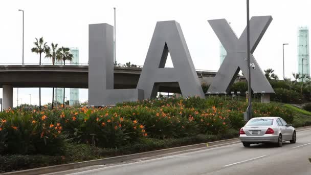 Знак аэропорта Лос-Анджелеса (LAX) днем — стоковое видео