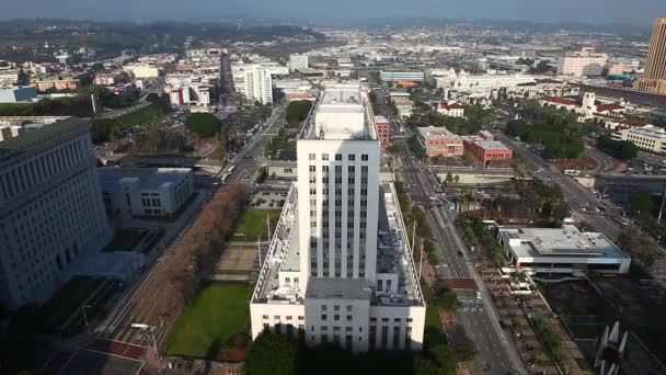 Una vista aérea cerca del ayuntamiento de Los Ángeles — Vídeos de Stock