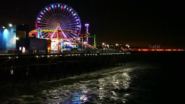 A Santa Monica Pier nevezetességei, éjszakai látképe — Stock videók