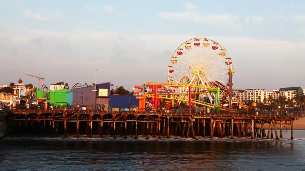 Une vue sur les attractions de la jetée de Santa Monica — Video