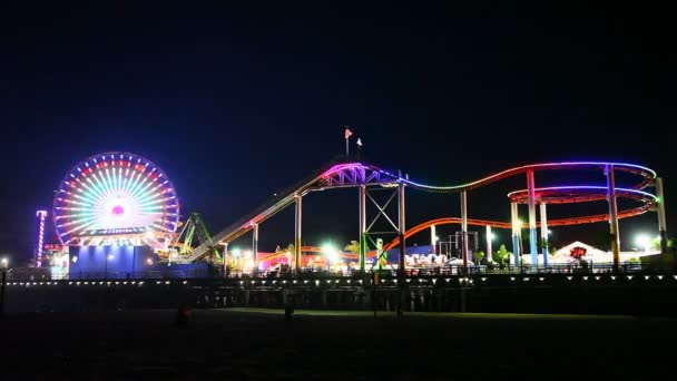 A Santa Monica Pier, Kalifornia nevezetességei éjszakai látképe — Stock videók