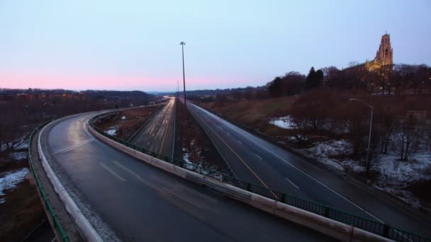 Временной отрезок оживленной автострады в то время как день становится ночью — стоковое видео