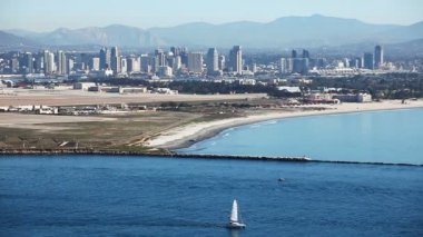 San Diego manzarası ile ön planda hareketli bir yelkenli